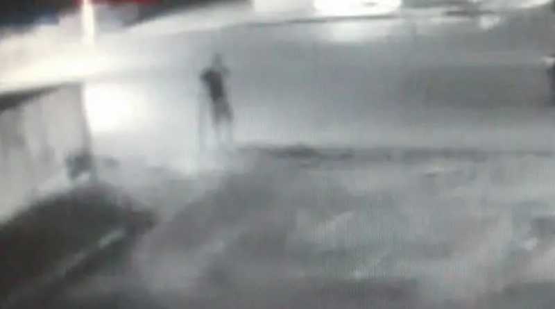 Homem é espancado por grupo com golpes de facão e pauladas em boca de fumo