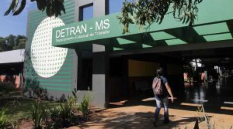 Ex-donos de veículos leiloados pelo Detran podem solicitar o valor que restou após a quitação de débitos