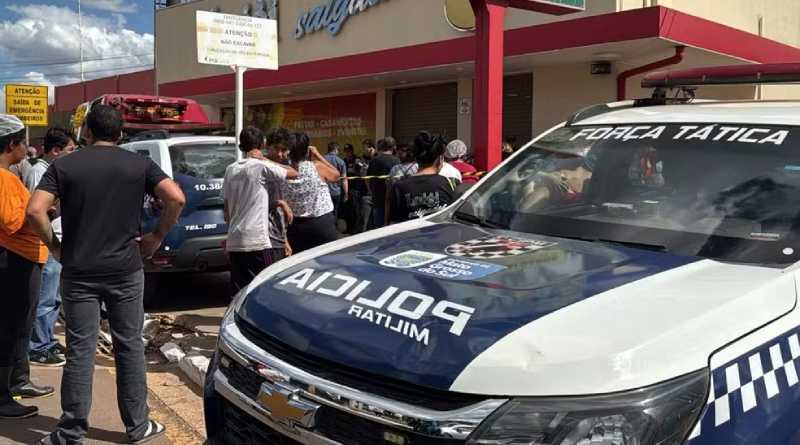 Funcionário mata patrão a facadas por ciúmes em loja de salgados, diz polícia