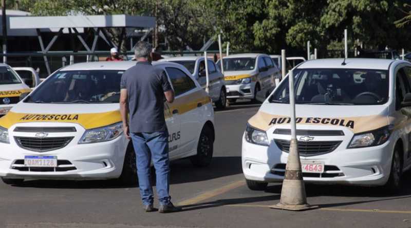 Detran acaba com exame de baliza no pátio e muda regras da CNH