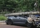 Motorista perde controle da direção colide e derruba poste de energia elétrica
