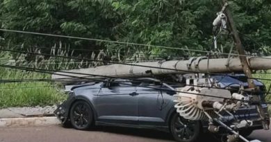 Motorista perde controle da direção colide e derruba poste de energia elétrica