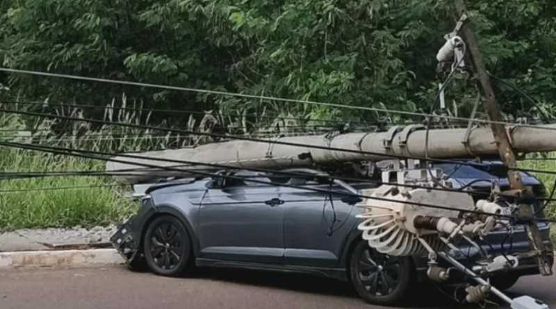 Motorista perde controle da direção colide e derruba poste de energia elétrica