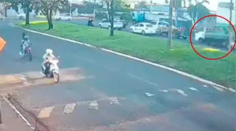 Motociclista morre após ser prensada entre caminhão e carro na Avenida Gunter Hans